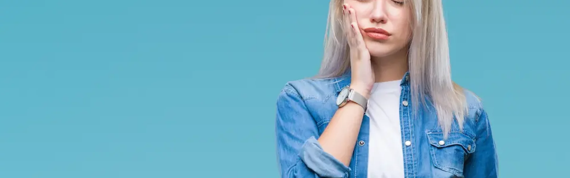 Kobieta z nagłym bólem zęba przed wizytą u dentysty w Lubinie